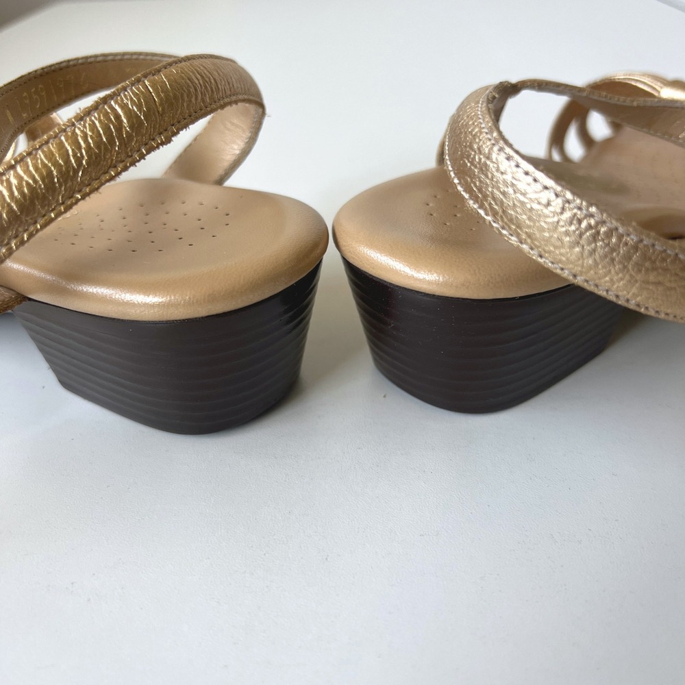 SAS Gold Metallic Leather Comfort Sandals Low Heel Women's Size 7W - Picture 6 of 10